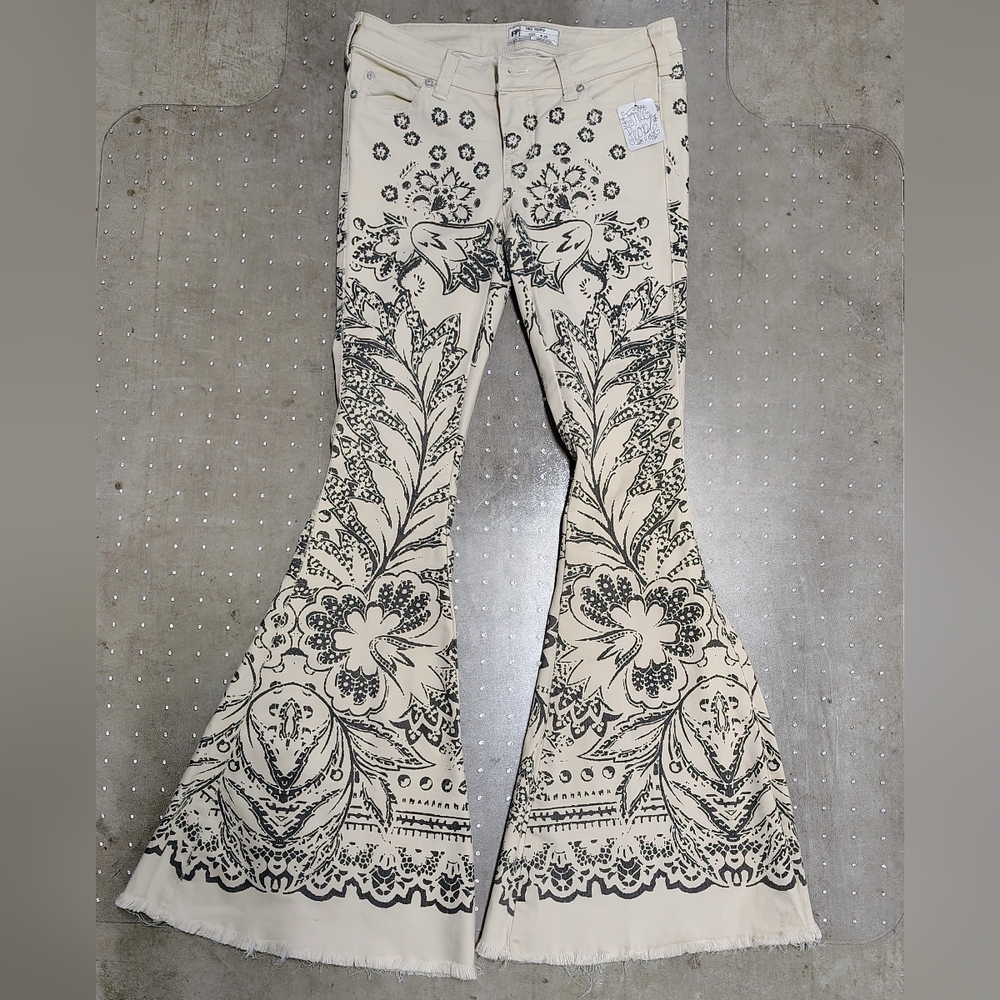 NWT Free People Printed Ecru Denim Super Flare Bell-Bottom Jeans Women's Sz 26. - Picture 5 of 10